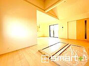 ～穏やかな陽の入るＬＤＫ～ ・大きな窓のあるＬＤＫは陽当りも良好で明るい空間となっております。 ・ご家族団らんなど過ごす時間の多いＬＤＫが明るいのは嬉しいポイントですね。 