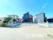 ～閑静な住宅街の立地～ ・周辺は閑静な住宅街となっておりますので、静かな暮らしをご実現いただけます。 ・前面道路の交通量も多くないので、小さなお子様がいるご家庭でもご安心ですね。 