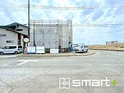 ～閑静な住宅街の立地～ ・周辺は閑静な住宅街となっておりますので、静かな暮らしをご実現いただけます。 ・前面道路の交通量も多くないので、小さなお子様がいるご家庭でもご安心ですね。 