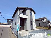 ～閑静な住宅街の立地～ ・周辺は閑静な住宅街となっておりますので、静かな暮らしをご実現いただけます。 ・前面道路の交通量も多くないので、小さなお子様がいるご家庭でもご安心ですね(2号棟)。 