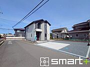 ～十分な広さのある前面道路～ ・前面道路は約7ｍございますので、お車でのすれ違いも楽々で余計なストレスがかかりません。 ・日々お車での移動が多い方には大切なポイントですね(2号棟)。 