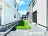 外観：～お庭もある余裕の敷地～ ・広々した敷地にはお庭もご用意。お庭があるだけで余裕を感じますね。 ・防草シートや人工芝の敷設などのオプションもお気軽にご相談くださいませ。 