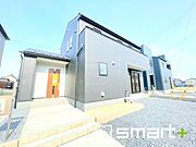 ～シックな色彩の外観を採用～ ・外壁に濃い色を採用する事でモダンな印象のシックな外観となっております。 ・高級感も出るので毎日家に帰るのが誇らしくなります。ぜひ現地でご確認くださいませ。 