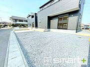 ～ゆとりあるカースペース～ ・セカンドカーや来客時にも困らないカースペースは並列駐車可能でお車の出し入れもラクラク。 ・カーポートなどのオプションもお気軽にご相談くださいませ。 