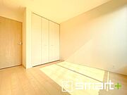 ～収納豊富な洋室～ ・各居室に備え付けの収納をご用意。タンスなどを置く場合と比べ出っ張らないので部屋の中を有効のご活用いただけます。 ・収納の広さなどぜひ現地でご確認くださいませ。 