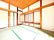 ～「和みの部屋」和室をご用意～ ・ゴロンと寝転がったり、お子様のいるご家庭ではお子様を寝かしつけたり、などご活用いただける和室をご用意。 ・やはり畳の香りは心が落ち着きますね。 