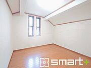 ～オプション施行もお任せください～ ・フローリングの変色など劣化を軽減し、水をこぼした場合などにも防いでくれるフロアコーテイングが人気となっております。 ・オプション施行もお任せください。   