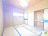 和室：～収納豊富な和室～ ・各居室に備え付けの収納をご用意。タンスなどを置く場合と比べ出っ張らないので部屋の中を有効のご活用いただけます。 ・収納の広さなどぜひ現地でご確認くださいませ。 