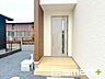 玄関：～お住まいの顔「玄関」～ ・玄関ドアの上にはもちろん軒がございますので、雨の日でも濡れずに鍵の開閉が可能です。 ・鍵は防犯性に優れたディンプルキーを採用。 