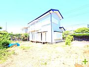 ～広々したお庭のある邸宅～ ・余裕の敷地には広いお庭もご用意。 ・ガーデニングや安らぎの空間として、倉庫を置いたりと様々な活用が可能です。 ・人工芝の敷設などもお気軽にご相談くださいませ。 