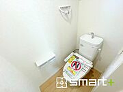～やはり便利なタンク式トイレ～ ・最近はタンクレストイレもございますが、タンク式の場合は停電時もお水を流すことが可能。 ・故障時なども比較的費用が安くなるなど、メリットが多くなります。 