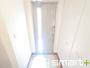 ～穏やかな陽が入る玄関～ ・玄関ドアにガラス部分を設ける事で穏やかな陽の入る玄関になります。 ・備え付けのシューズボックスはたっぷりしまえて玄関がスッキリ片付きますね。