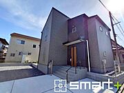 ～シックな色彩の外観を採用～ ・外壁に濃い色を採用する事でモダンな印象のシックな外観となっております。 ・高級感も出るので毎日家に帰るのが誇らしくなります。ぜひ現地でご確認くださいませ。 