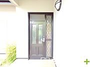 ～お住まいの顔「玄関」～ ・毎日お出かけの際もご帰宅の際も通る玄関。 ・ドアの交換や鍵の交換・追加などもお気軽にご相談くださいませ。 