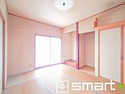 ～「和みの部屋」和室をご用意～ ・ゴロンと寝転がったり、お子様のいるご家庭ではお子様を寝かしつけたり、などご活用いただける和室をご用意。 ・やはり畳の香りは心が落ち着きますね。 