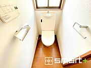 ～やはり便利なタンク式トイレ～ ・最近はタンクレストイレもございますが、タンク式の場合は停電時もお水を流すことが可能。 ・故障時なども比較的費用が安くなるなど、メリットが多くなります。 