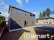 ～お庭もある余裕の敷地～ ・広々した敷地にはお庭もご用意。お庭があるだけで余裕を感じますね。 ・防草シートや人工芝の敷設などのオプションもお気軽にご相談くださいませ。 