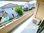 ～落ち着きと上質感を兼ね備えた住まい～ ・洗練された外観デザインが印象的な戸建住宅です。 ・緑豊かな住環境でゆとりある暮らしを実現できます。