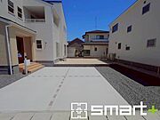 ～ゆとりあるカースペース～ ・セカンドカーや来客時にも困らないカースペース。自転車やバイクのおける余裕の広さです。 ・カーポートなどのオプションもお気軽にご相談くださいませ。