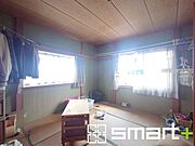 ～使い勝手の良い「和洋室」～ ・畳敷きに建具は洋風、というハイブリッド型の「和洋室」。和室と洋室の良い所を組み合わせたお部屋です。 ・やはり畳の香りは心が落ち着きますね。 