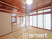 ～2面採光の明るいお部屋～ ・和室は2面採光とする事で穏やかな陽の入る明るい空間となっております。 ・くつろぎのプライベート時間を明るい空間で穏やかにお過ごしいただけます。 