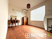 ～収納豊富な洋室～ ・各居室に備え付けの収納をご用意。タンスなどを置く場合と比べ出っ張らないので部屋の中を有効のご活用いただけます。 ・収納の広さなどぜひ現地でご確認くださいませ。 