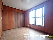 ～収納豊富な洋室～ ・各居室に備え付けの収納をご用意。タンスなどを置く場合と比べ出っ張らないので部屋の中を有効のご活用いただけます。 ・収納の広さなどぜひ現地でご確認くださいませ。 