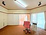 洋室：～暮らしに合わせて使える多目的空間～ ・趣味のお部屋やテレワークスペース、ゲストルームとしても活用できます。 ・シンプルな間取りで家具の配置がしやすく、自由度の高いお部屋です。