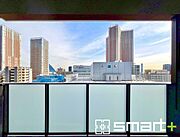 ～バルコニーからの眺望～ お部屋の延長として、外の空気を感じながらリラックスできるスペースをご提供。 朝のコーヒーや夕方の読書にぴったりです。 周囲の景色や夕日を楽しむことも魅力のひとつです。 