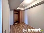 ～収納豊富な洋室～ ・各居室に備え付けの収納をご用意。タンスなどを置く場合と比べ出っ張らないので部屋の中を有効のご活用いただけます。 ・収納の広さなどぜひ現地でご確認くださいませ。 