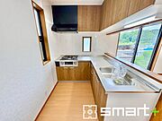 ～人気のカウンターキッチン～ ・キッチンには余計な柱が無いので、リビングが見渡せ開放感のある造りとなっております。 ・蛇口には浄水器が内蔵されるなど機能面でも優れたキッチンです。 