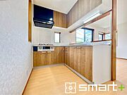 ～使い勝手の良いシステムキッチン～ ・料理がしやすい設計のキッチンでお料理もはかどりますね。 ・もちろんキッチン下部は収納になっておりますので、フライパンなども収納可能です。 