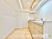 ～リビングを有効活用～ ・キッチンは対面式ではなく壁側にございますので、お部屋の中の空間を有効活用できます。 ・現地ではぜひ家具の配置などもイメージしながらご見学くださいませ。 