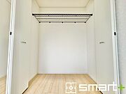 ～収納豊富な洋室～ ・各居室に備え付けの収納をご用意。タンスなどを置く場合と比べ出っ張らないので部屋の中を有効のご活用いただけます。 ・収納の広さなどぜひ現地でご確認くださいませ。 