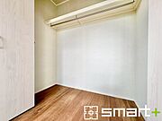～憧れのウォークインクローゼット～ ・居室にウォークインを設ける事で季節ものや趣味の用具などもスッキリと収納可能です。 ・ぜひ現地でその便利さをご体感くださいませ。 