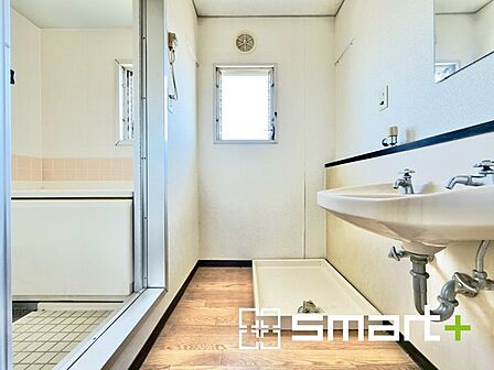 ～室内洗濯機置き場～ ・室内に洗濯機置き場があるので、外の天候や気温に左右されずに洗濯できますね。 