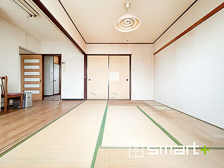 ~日当たり良好の和室~ ・キッチン横の続き間として開放的な空間になる和室。 ・居間としてはもちろん、寝室やお子様のプレイルームなど、用途様々にお使いいただけます。