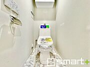 ～新品交換済みのトイレ～ ・温水洗浄機能付きに新品交換済みなので快適ですね。 ・トイレットペーパーや掃除用具などもしまえる収納付き。 