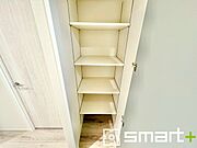 ～ちょっとした空間も有効活用～ ・廊下も無駄にせずしっかりと収納をご用意。ちょっとしたスペースも無駄にしません。 ・掃除機など意外と置場に困る物もしっかりと収納可能です。 