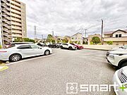 ～便利な平面駐車場～ ・広い敷地を活かした平面式の駐車場。車の出し入れが楽で利便性に優れます。 ・空き状況などもお気軽にお問い合わせくださいませ。 
