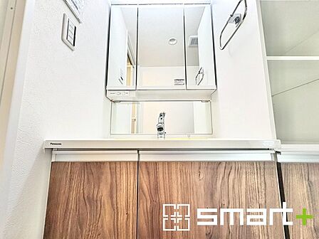 ~シャワー付き洗面化粧台~ ・新品交換した洗面化粧台はシャワー付きなので、寝ぐせ直しや洗面ボウルのお掃除にも便利です。 ・使い勝手の良い三面鏡タイプも嬉しいですね。