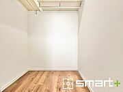 ～ウォークインクローゼット～ ・衣類をハンガーに掛けたまま収納できるウォークインクローゼットは重宝しますね。 ・季節ものや小物類なども整理整頓しやすく生活空間が広がります。 