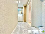 ～室内洗濯機置き場～ ・室内に洗濯機置き場があるので、外の天候や気温に左右されずに洗濯できますね。 ・たっぷりの収納スペースで洗面スペースもスッキリ片付きます。 