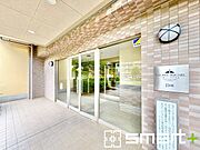 ～帰るのが楽しみになるエントランス～ ・エントランスは非常に綺麗な造りとなっておりますので、毎日家に帰るのが楽しみになる仕様です。 ・ぜひ現地でご体感くださいませ。 