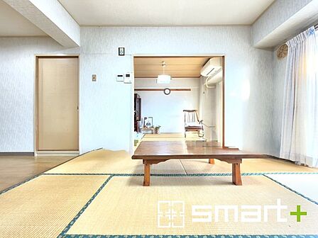 ~「和みの部屋」和室をご用意~ ・ゴロンと寝転がったり、お子様のいるご家庭ではお子様を寝かしつけたり、などご活用いただける和室をご用意。 ・やはり畳の香りは心が落ち着きますね。