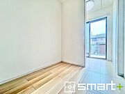 ～本格的な広さのウォークイン～ ・しっかりとした広さのウォークインクローゼットを設けた仕様。 ・よくある小さめのウォークインは実際には収納力弱めですが、これだけ大きいと十分な収納力です。 