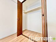 ～憧れのクローゼット～ ・居室にクローゼットを設ける事で季節ものや趣味の用具などもスッキリと収納可能です。 ・ぜひ現地でその便利さをご体感くださいませ。 