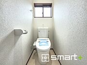 ～窓付きの明るいトイレ～ ・外からの日差しを取り込むので、昼間は窓からの光で十分ですね。 ・使用後や掃除の際に窓を開ければ、外からの新鮮な空気を取り込み素早く換気ができます。 