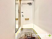 ～デザイン性に優れた玄関～ ・スタイリッシュで洗練された印象の玄関。 ・清潔感のあるホワイトカラーで纏められた玄関は圧迫感もなく広々とした印象に。