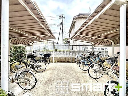 ~敷地内に駐輪場もございます~ ・もちろんですが駐輪場もございますので、自転車をご利用の方もご安心くださいませ。 ・ご内覧の際はぜひ共用部も併せてご確認ください。